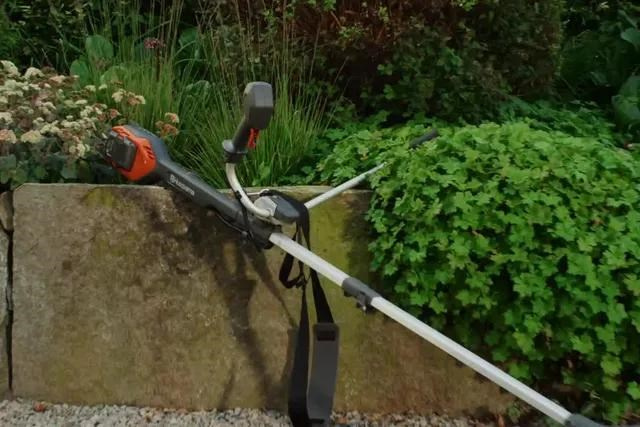 Podkaszarka Model Husqvarna 220iR z akumulatorem i ładowarką