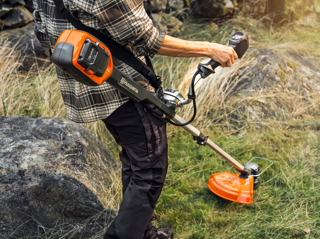 Podkaszarka Husqvarna 220iR w zestawie z baterią i ładowarką