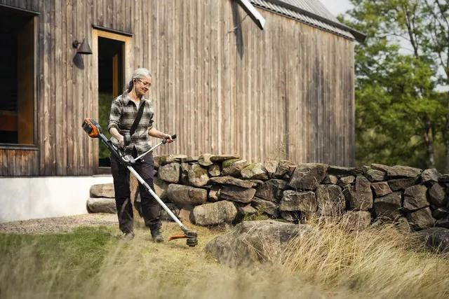 Podkaszarka Model Husqvarna 220iR z akumulatorem i ładowarką