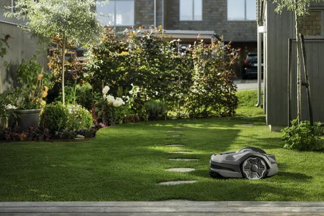 Robot koszący Husqvarna Automower® 305E NERA z technologią bezprzewodową