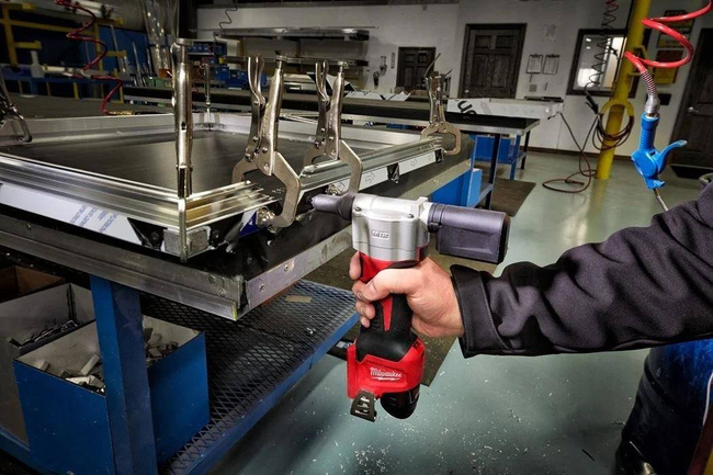 Subkompaktowa nitownica Milwaukee M12BPRT-0