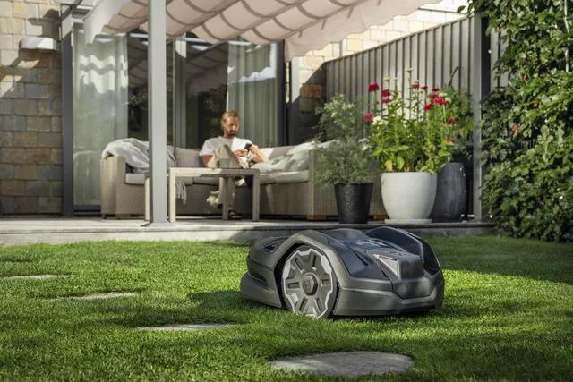 Robot koszący Husqvarna Automower® 305E NERA z technologią bezprzewodową