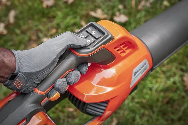 Husqvarna 230iB z akumulatorem i ładowarką